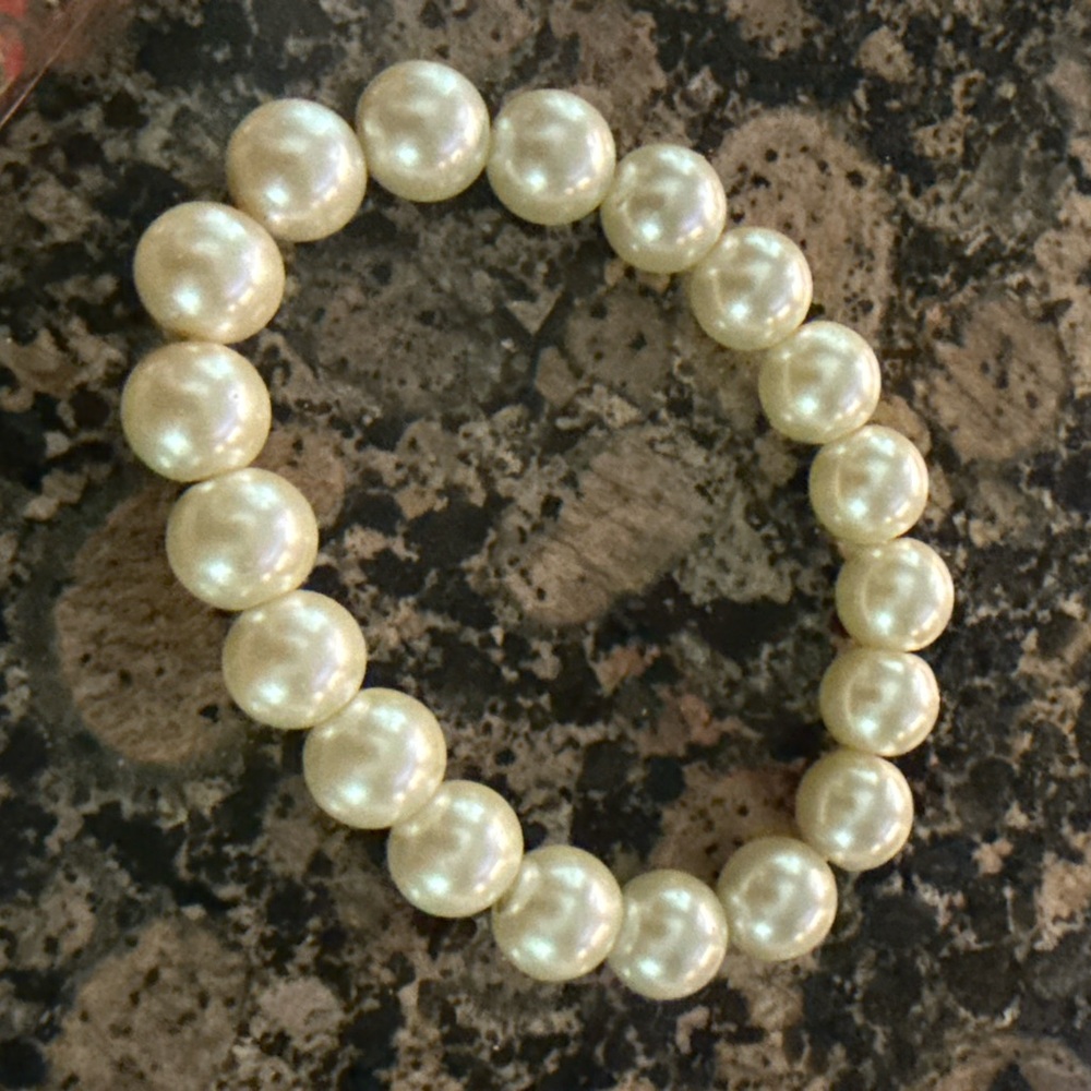 XOXO Cream Pearl Bracelet